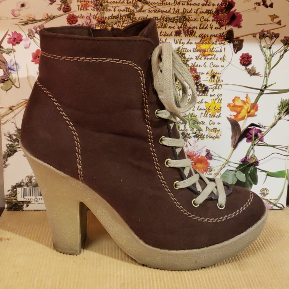 Brown lace up rubber sole ankle boots - Picture 4 of 6